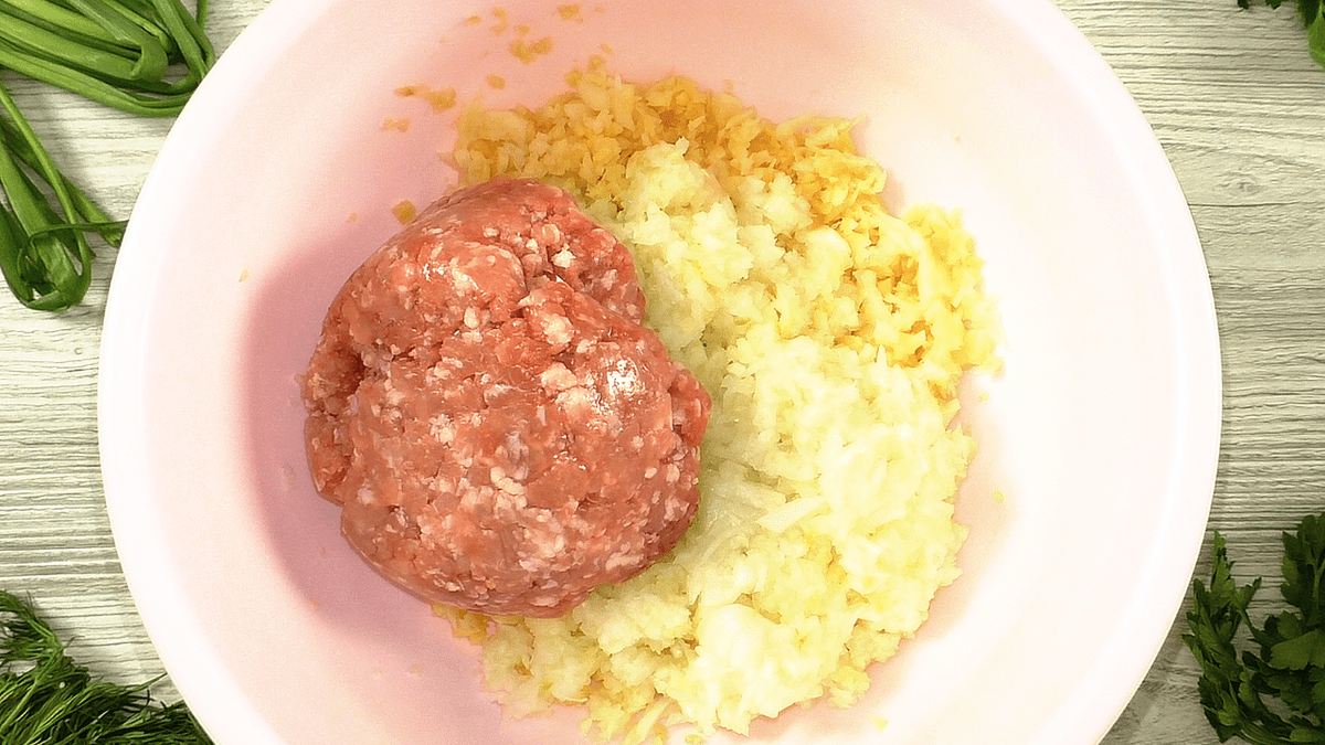 Karbanátky nebudou suché: přidejte do mletého masa jednu zeleninu a budou šťavnaté. Ověřeno na kuřecím, vepřovém i hovězím