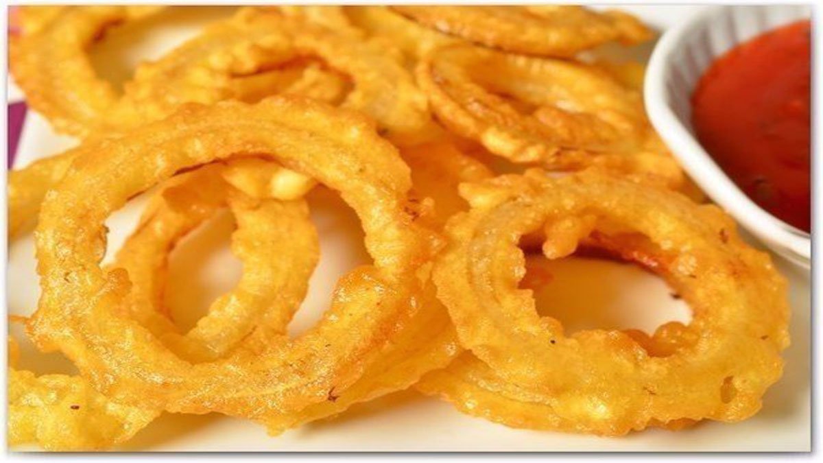 Proč je potřeba obalit cibuli v mouce před smažením: trik z dávno zapomenutých kuchařek, který se v české kuchyni používá dodnes