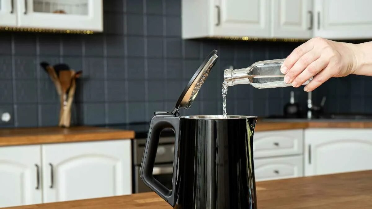 Jak vyčistit rychlovarnou konvici od vodního kamene: jednoduchá a účinná řešení 2 Jak vyčistit rychlovarnou konvici od vodního kamene: jednoduchá a účinná řešení