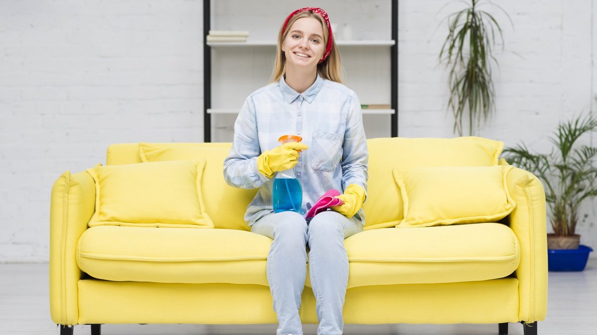 Jednoduchý trik, který vrátí vaší pohovce svěží vzhled a nezatíží peněženku