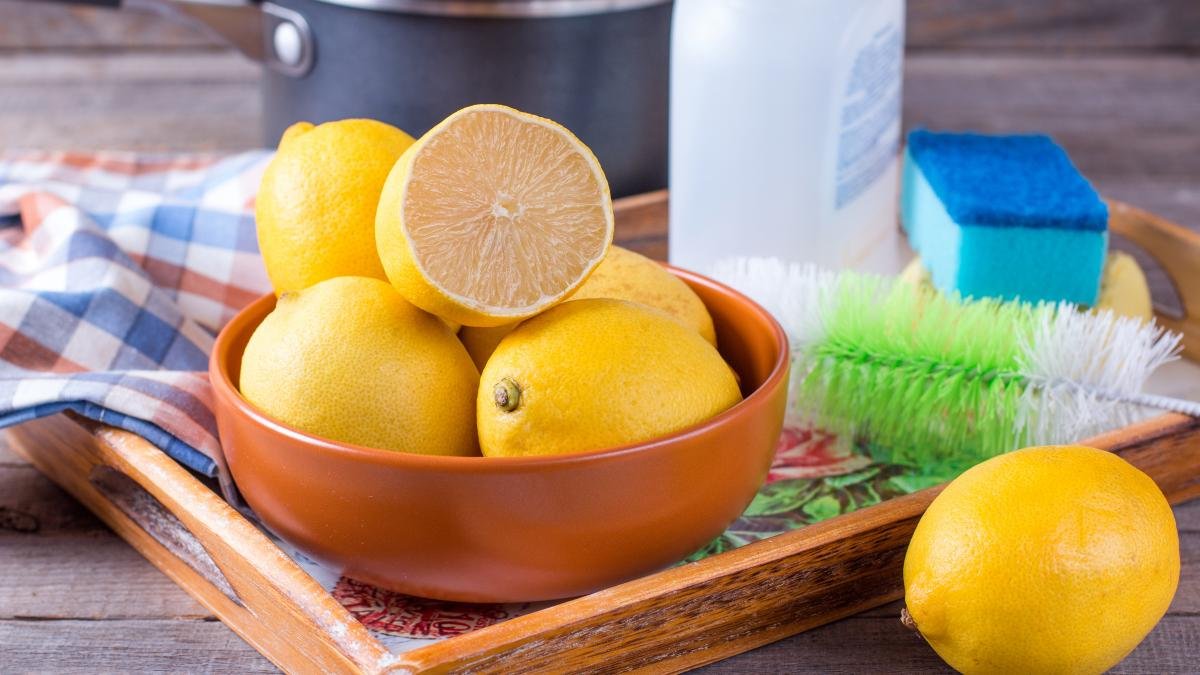 Bez chemie: přírodní trik, který odstraní plíseň ve sprše za 5 minut