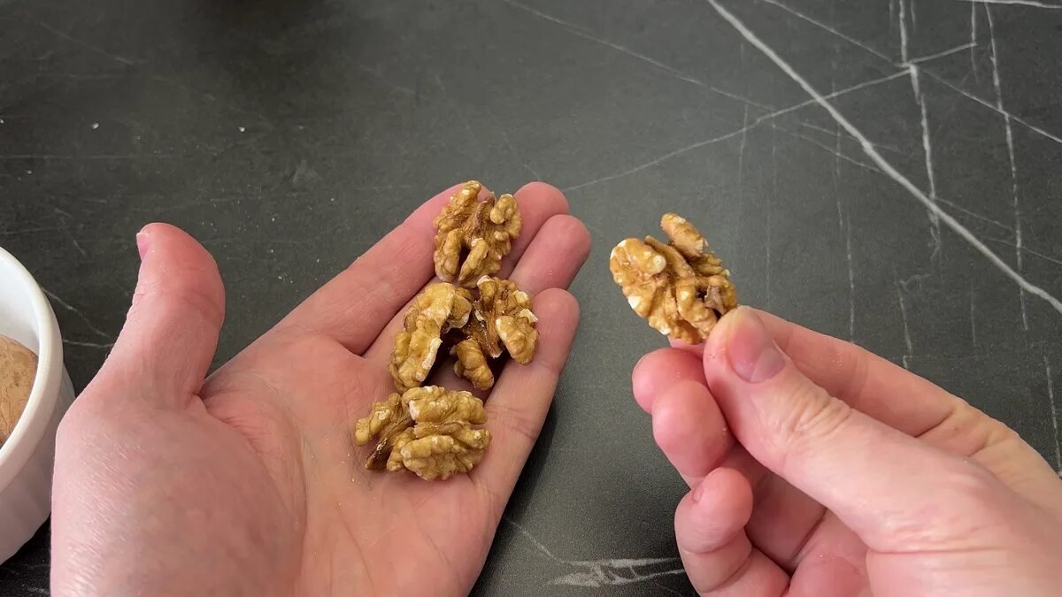 Vlašské ořechy už nelouskám klasicky – používám láhev: snadné jako louskat semínka – jádra celá, žádné drobky ani střepy 3 Vlašské ořechy už nelouskám klasicky – používám láhev: snadné jako louskat semínka – jádra celá, žádné drobky ani střepy