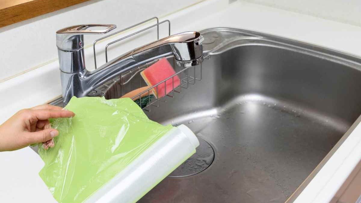 Proč všichni dávají potravinovou fólii do dřezu: chytrá metoda, která řeší velmi běžný problém