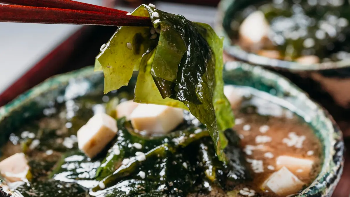 Korejská polévka z mořských řas (miyeokguk): tři suroviny lepší než hovězí. Na 3. místě mušle, na 2. místě sušený pollak a na 1. místě je tato surovina