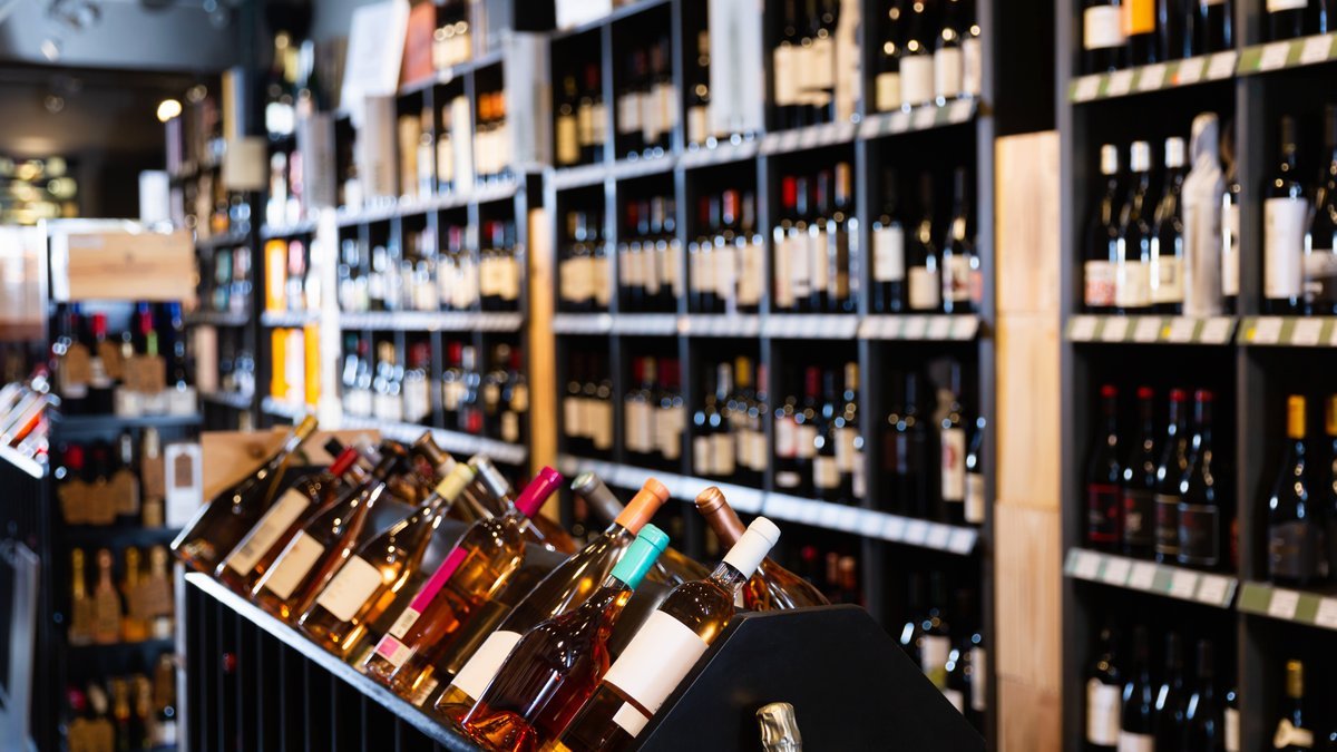 Prodej lahve vína za pouhý jeden eurocent v Lidlu vyvolal ve Francii spory