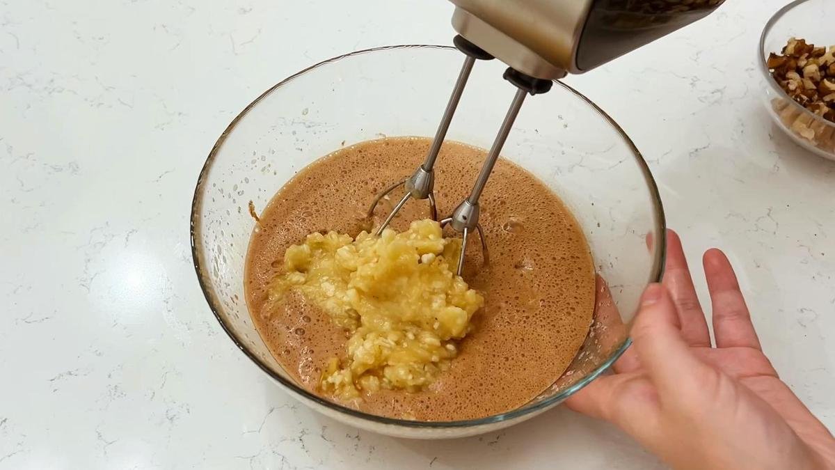 Čokoládový banánový chlebíček z mixéru měkký nadýchaný a vždy povedený