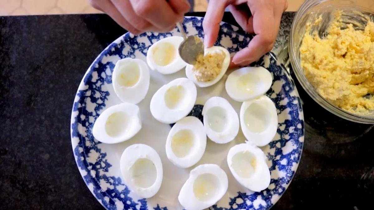 Jednohubka z obyčejných vajec mizí rychleji než saláty