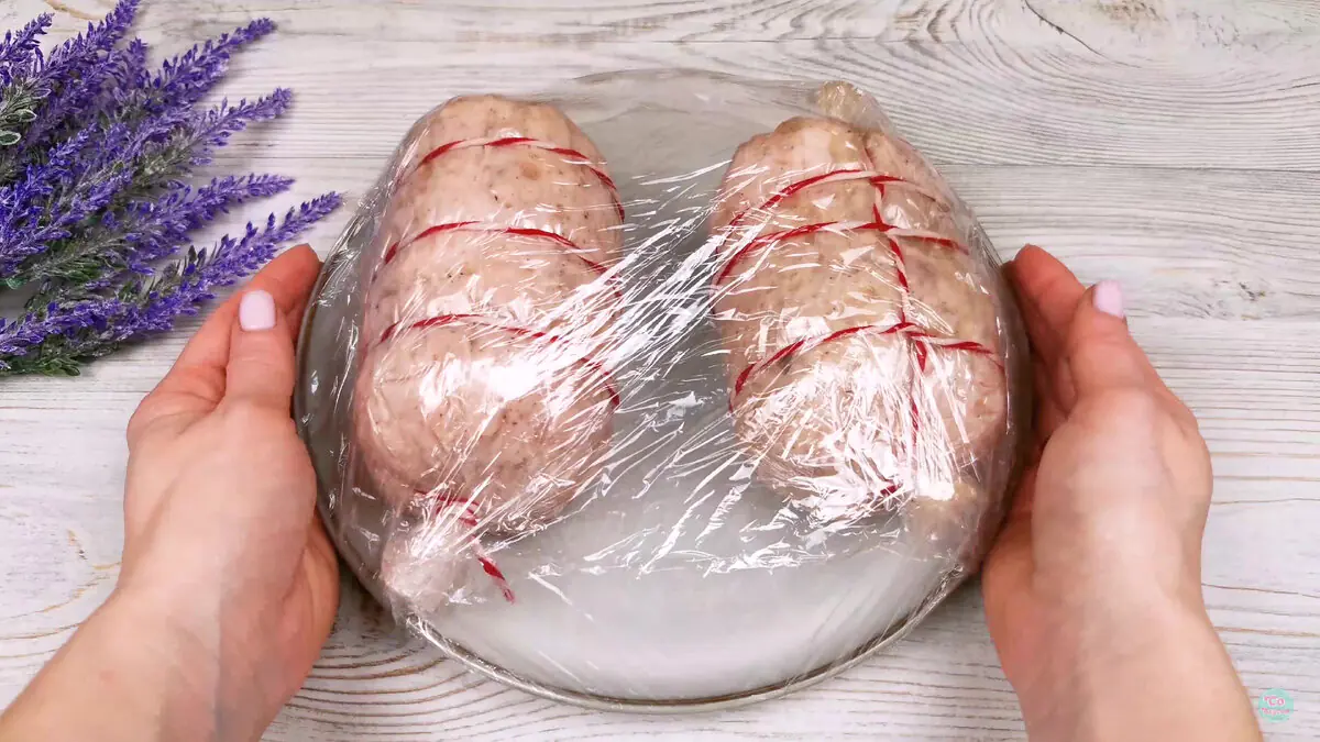 Naklepu stehenní řízky, svážu je do síťky a vznikne kuřecí šunka jako z dobré lahůdky