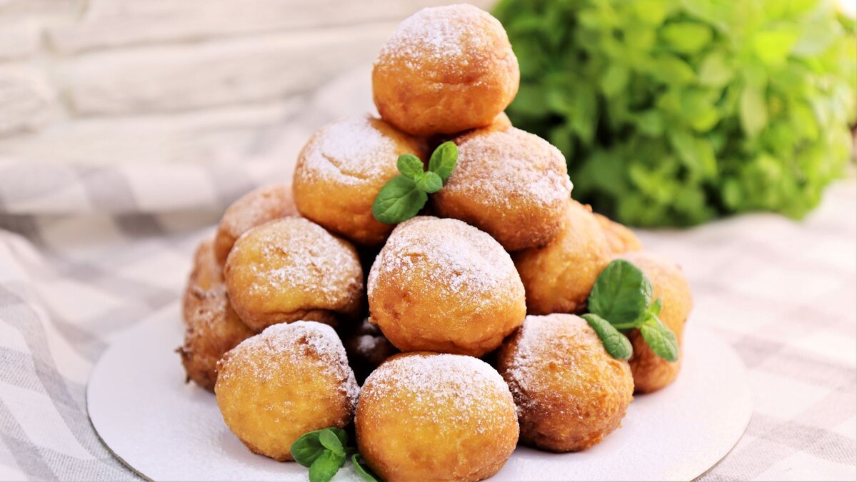 Rodina vyměnila tvarohové lívanečky za tvarohové kobližky: nafouknou se jako kuličky a mají křupavou kůrku i jemný střed