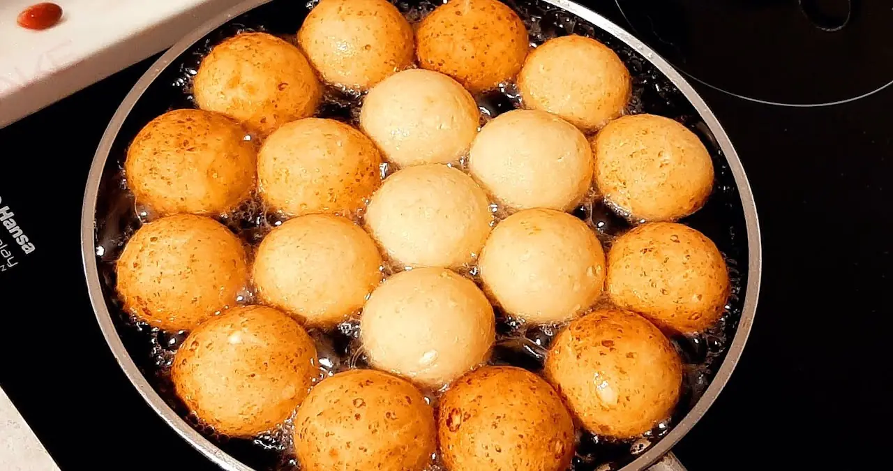 Rodina vyměnila tvarohové lívanečky za tvarohové kobližky: nafouknou se jako kuličky a mají křupavou kůrku i jemný střed