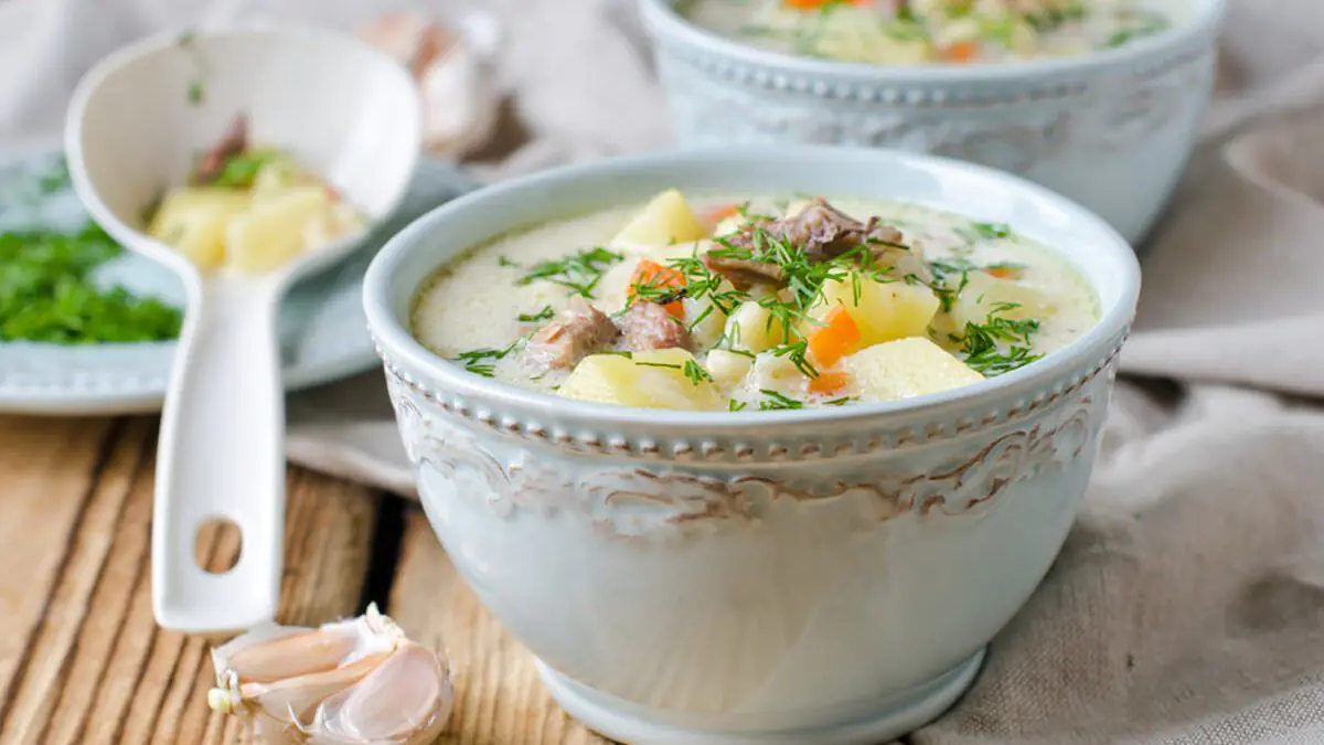 Rychlá polévka po svátcích nebo pomoc na těžké ráno v jednom hrnci a bez dlouhého vývaru sýrová s kuřetem a rýží