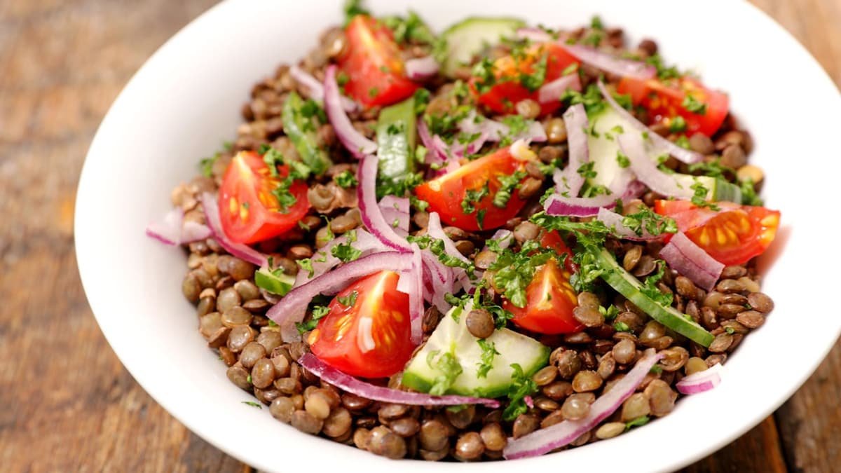 Tři saláty, které vás zachrání od všeho smaženého o Vánocích