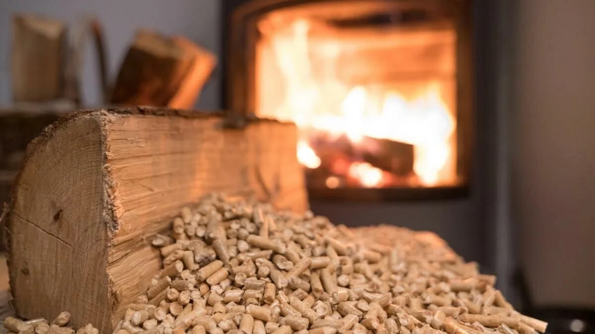 Sbohem kamnům na dřevo a pelety: v prodeji se stále častěji objevují vertikální elektrické krby, které zároveň vytápějí a dodají obýváku styl