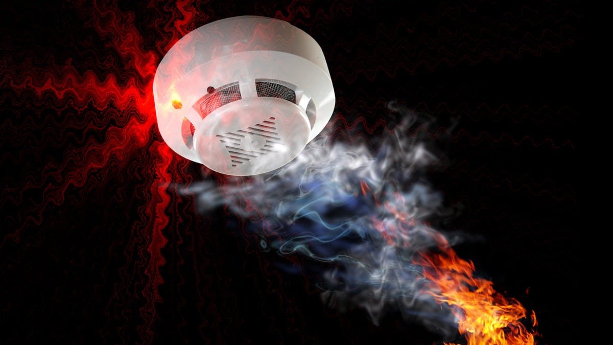 Požární hlásiče jsou nainstalovány špatně – expert svazu správců domů: „Řekli, že se jim nechce vrtat další díry“