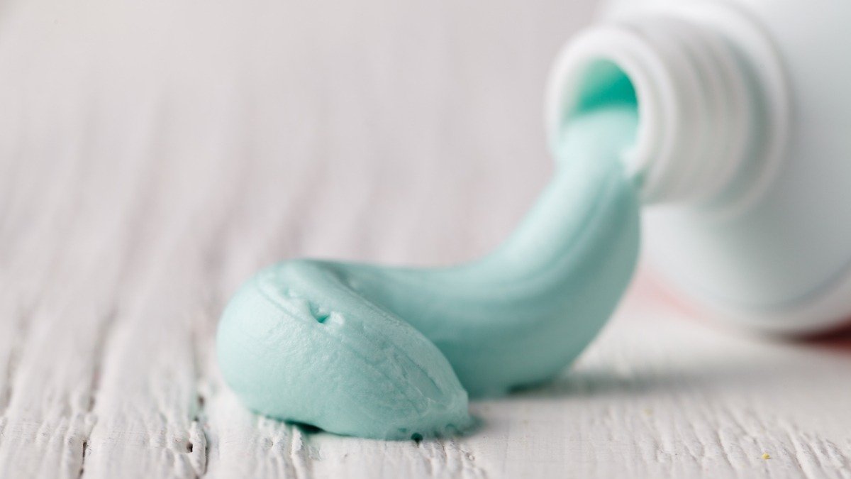 Škrábance na varné desce? Zubní pasta pomůže rychle a jednoduše