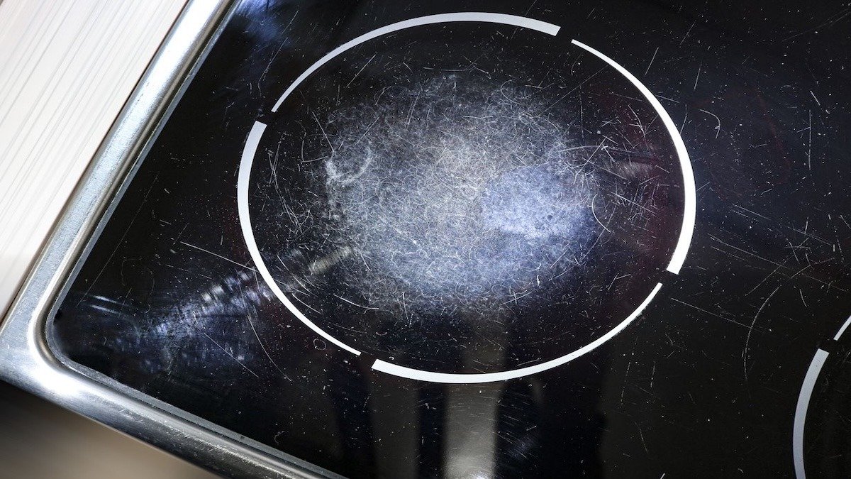 Škrábance na varné desce? Zubní pasta pomůže rychle a jednoduše