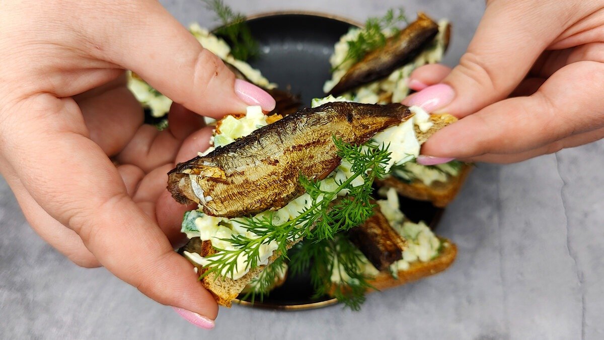 Slavnostní chlebíčky se šprotami: dělám neobvyklou pomazánku a za pár minut nezůstane ani jeden