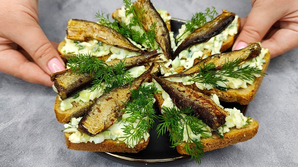 Slavnostní chlebíčky se šprotami: dělám neobvyklou pomazánku a za pár minut nezůstane ani jeden