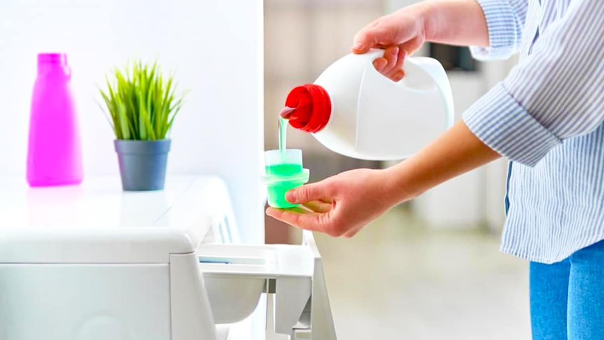 Stále lijete prací gel na špatné místo? Proto zůstává prádlo nedokonale vypláchané – odborníci vysvětlili dvě správná místa pro dávkování a nejčastější chyby