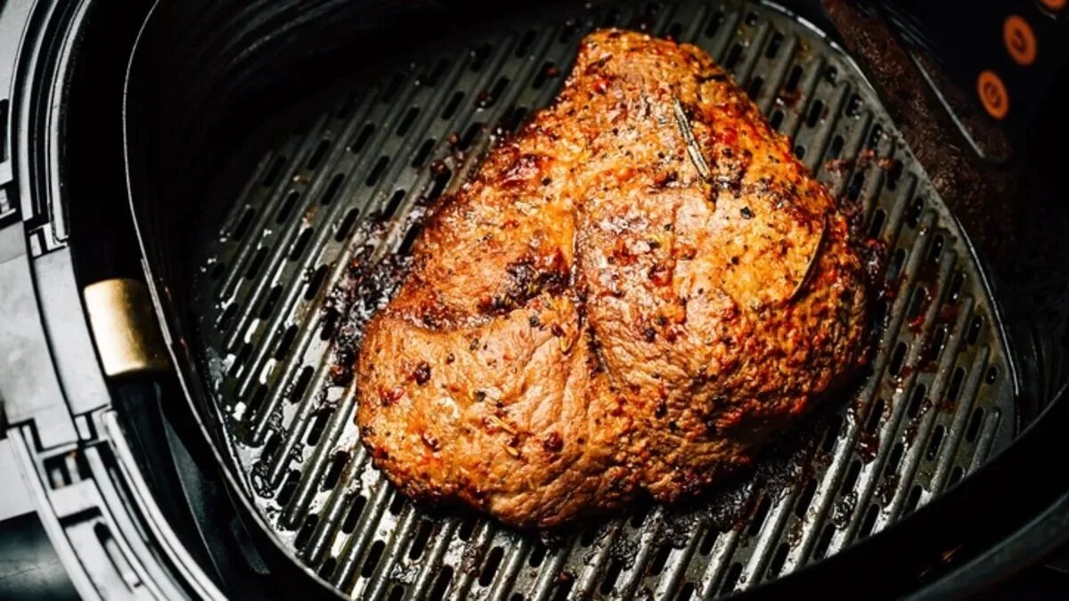 Steak z horkovzdušné fritézy je chutnější a šťavnatější, když ho postříkáte jednou přísadou