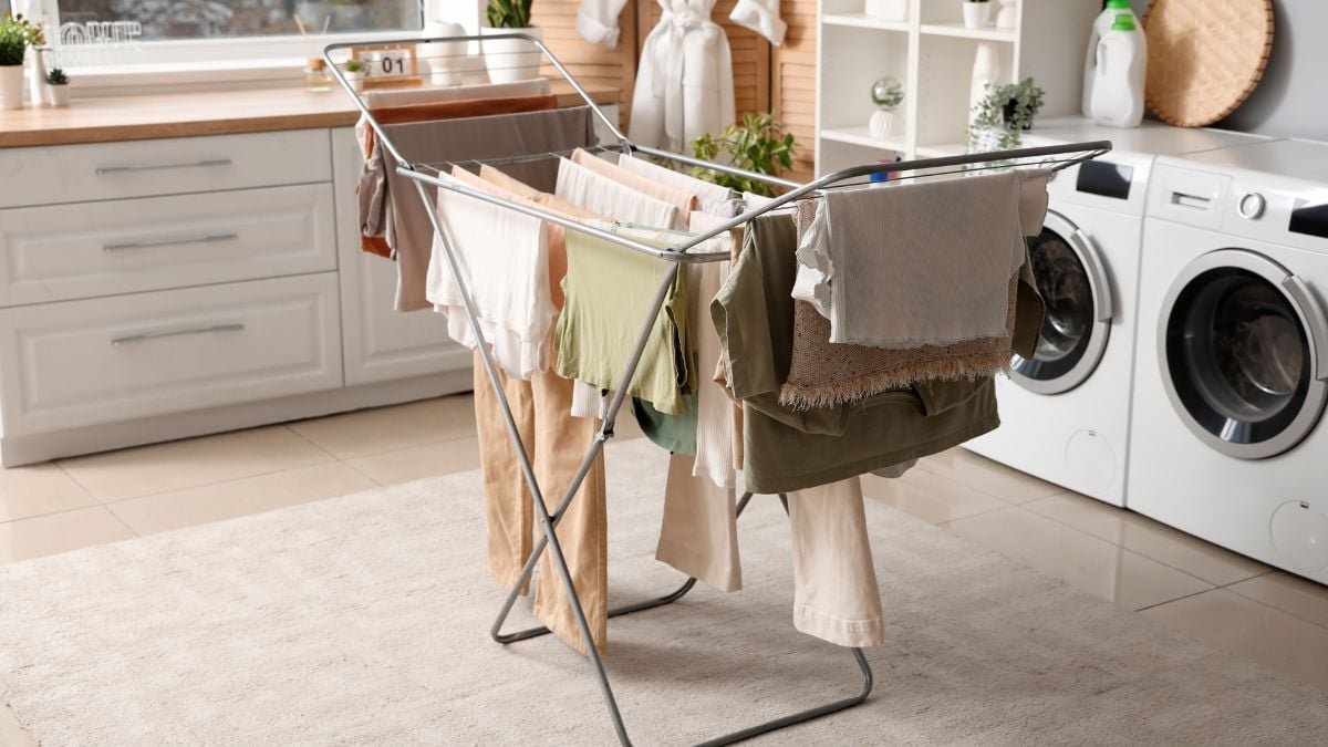 Trik, díky kterému vaše prádlo schne mnohem rychleji – i bez sušičky 4 Trik, díky kterému vaše prádlo schne mnohem rychleji – i bez sušičky