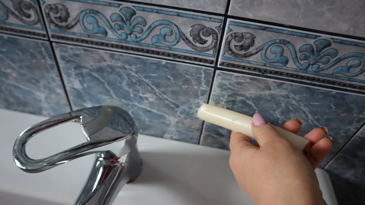 Plesniví spáry v koupelně? Jeden trik se svíčkou je ochrání na dlouho