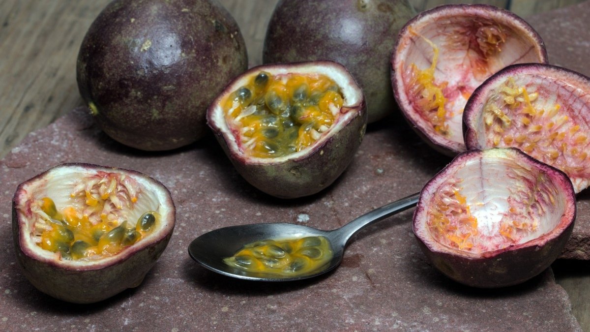 Jedno ovoce, které se vyplatí jíst, když je „svraštělé“: málo cukru, hodně vlákniny a přezdívka král ovocných šťáv