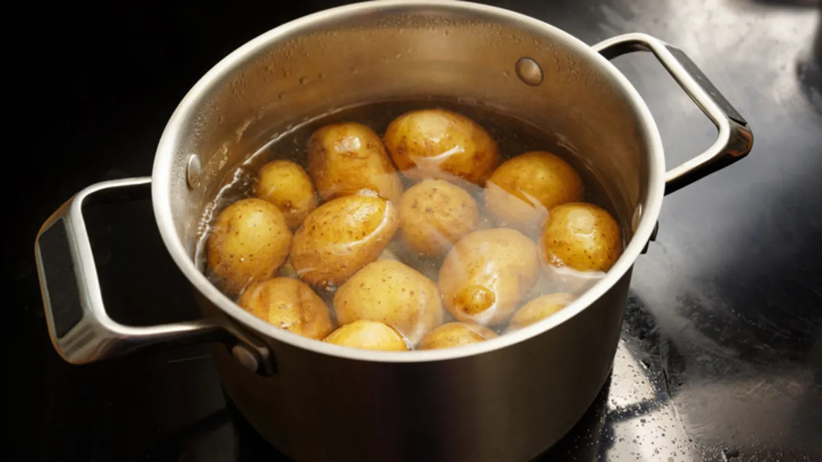 Šéfkuchař ve věku 65 let: „Nejkrémovější bramborová kaše vznikne smícháním 550 g brambor, 250 ml mléka a másla“