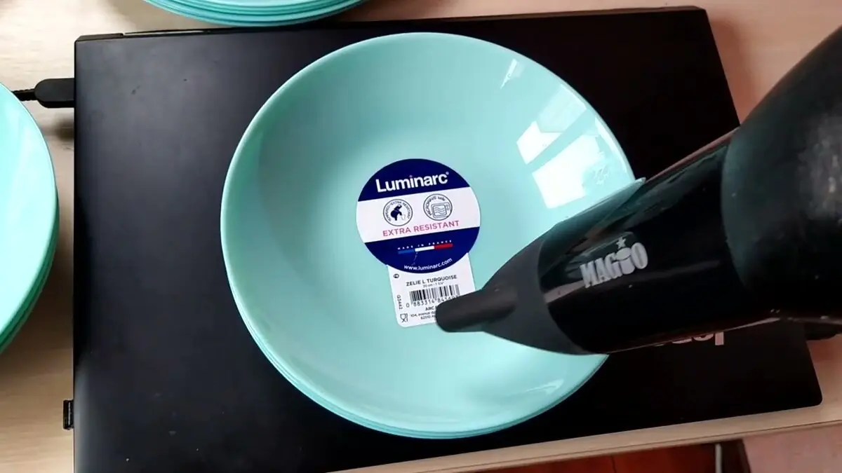 Snadný způsob, jak odstranit lepidlo po nálepce z nádobí i z dalších věcí