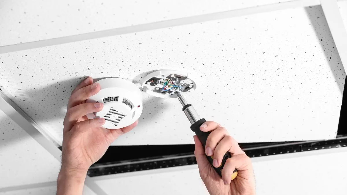 Požární hlásiče jsou nainstalovány špatně – expert svazu správců domů: „Řekli, že se jim nechce vrtat další díry“ 3 Požární hlásiče jsou nainstalovány špatně – expert svazu správců domů: „Řekli, že se jim nechce vrtat další díry“