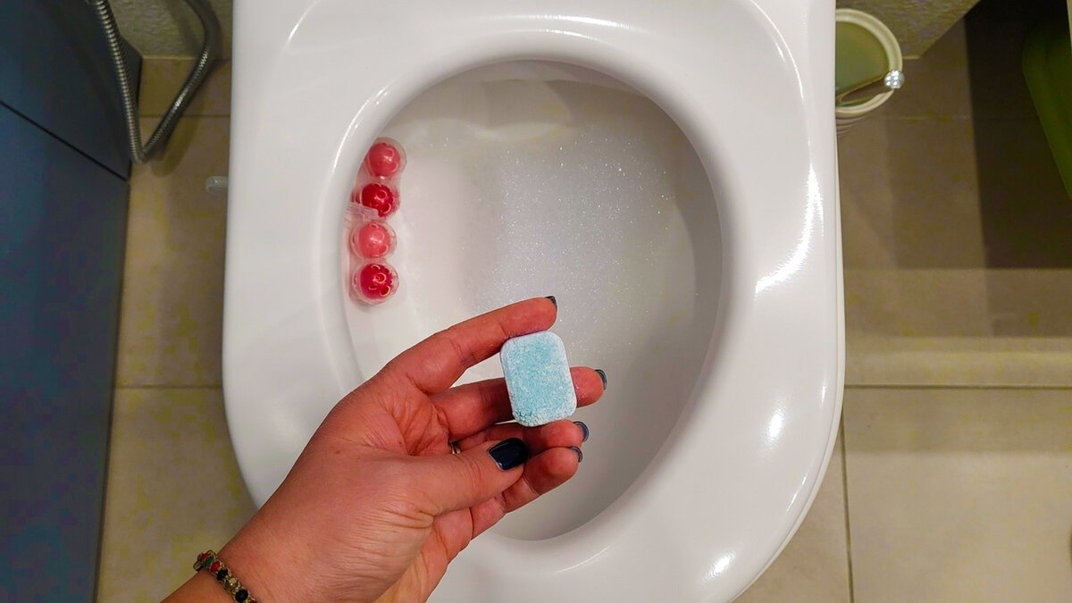 Toaleta se zbaví močového kamene za hodinu: rychlý způsob s tabletami do myčky