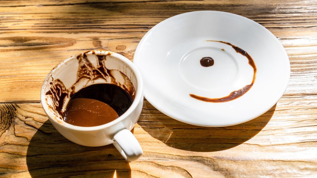 Podšálek pod kávovým šálkem není vůbec na lžičku ani na cukr Odhalil se jeho skutečný účel a je opravdu nečekaný 3 Podšálek pod kávovým šálkem není vůbec na lžičku ani na cukr Odhalil se jeho skutečný účel a je opravdu nečekaný