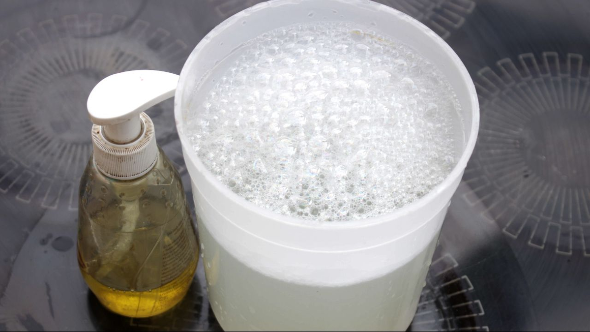 Jak umýt strop: nejlepší prostředky a 3 způsoby pro napínaný a malovaný povrch