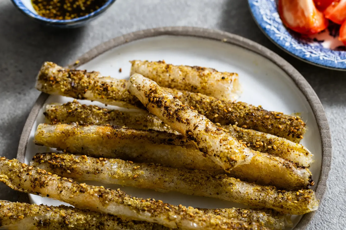 Tyčinky s parmezánem a voňavou bylinkovou směsí z rýžového papíru