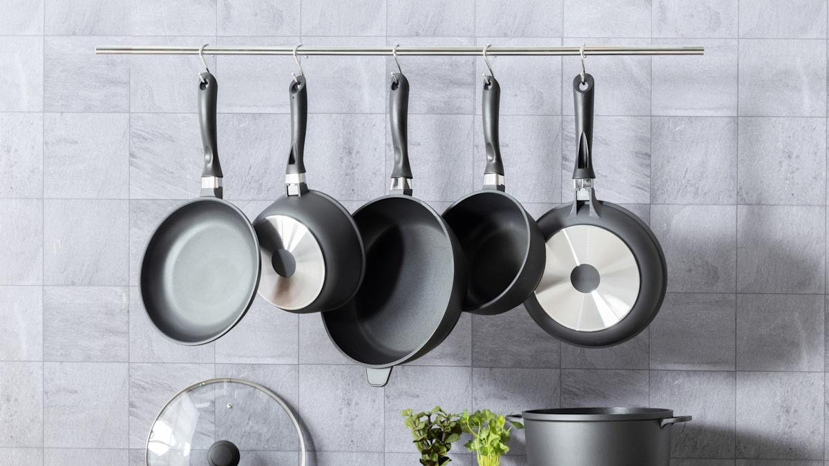 V čem je rozdíl mezi litinovou, nepřilnavou a ocelovou pánví? Kterou vybrat?