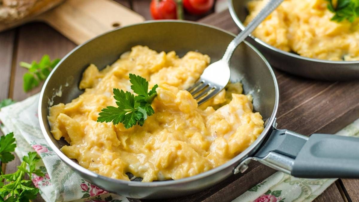 V míchaných vejcích nikdy nepoužívám olej ani máslo – chutnají lépe s jednou jednoduchou přísadou