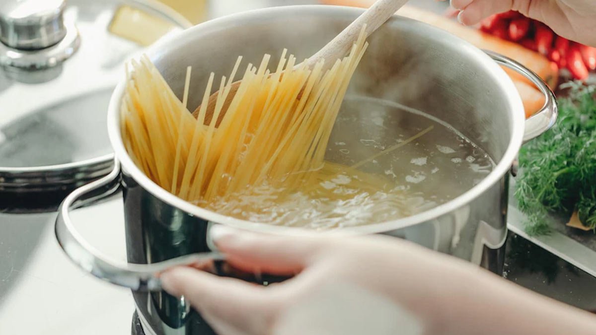 Tekuté zlato Proč byste neměli vylévat vodu po vaření těstovin do dřezu 2 Tekuté zlato Proč byste neměli vylévat vodu po vaření těstovin do dřezu