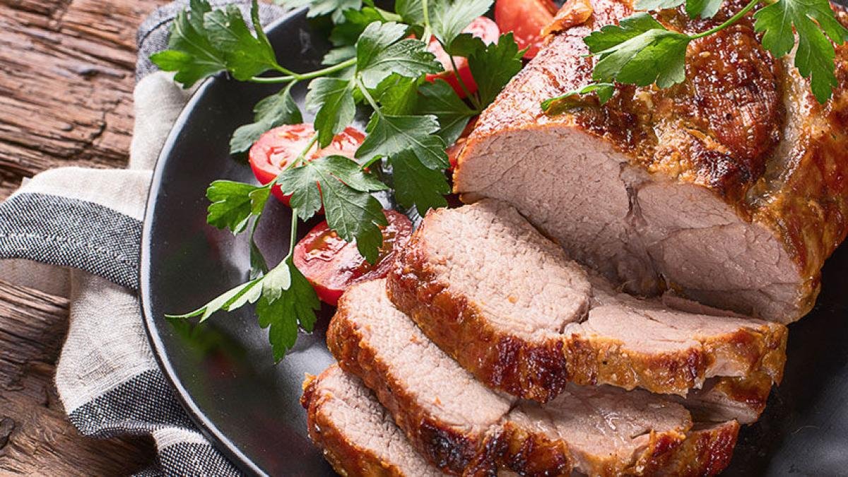 Vepřová krkovička pečená v hliněné nádobě s hořčicí, petimezi, sušenými meruňkami a citrusy po česku