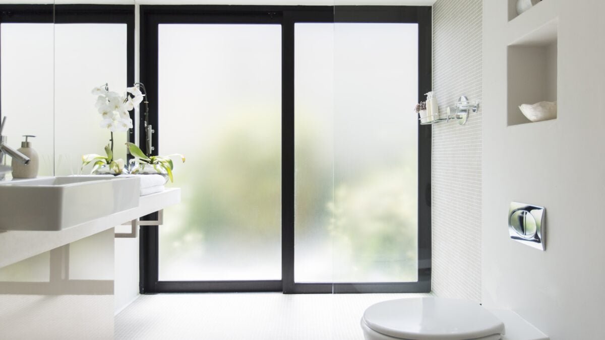 Čeští interiéroví odborníci upozorňují Vyměnit vanu za sprchový kout je změna s největším efektem v koupelně