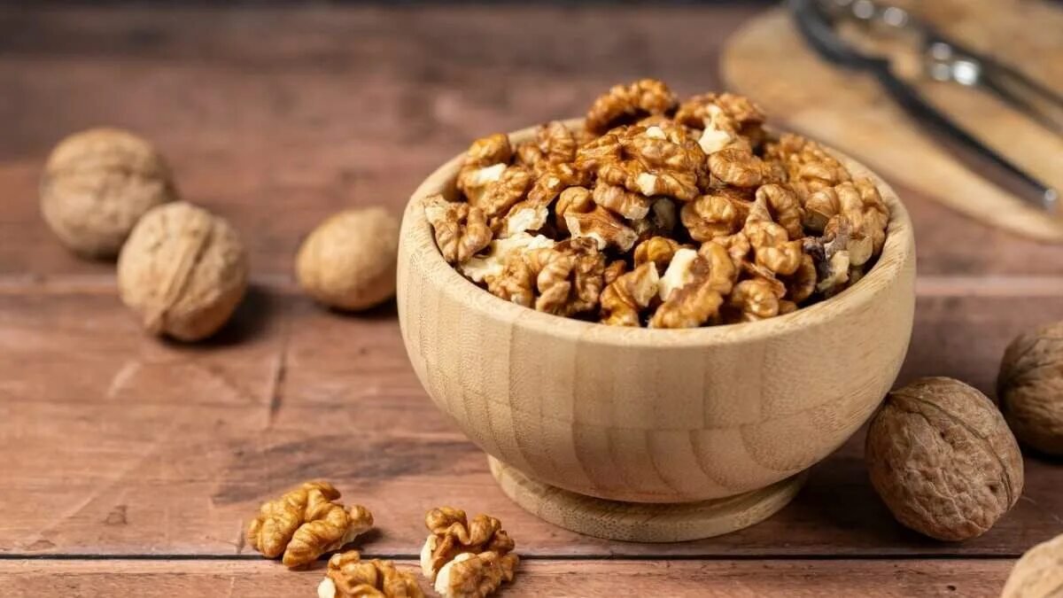 Vlašské ořechy už nelouskám klasicky – používám láhev: snadné jako louskat semínka – jádra celá, žádné drobky ani střepy 9 Vlašské ořechy už nelouskám klasicky – používám láhev: snadné jako louskat semínka – jádra celá, žádné drobky ani střepy