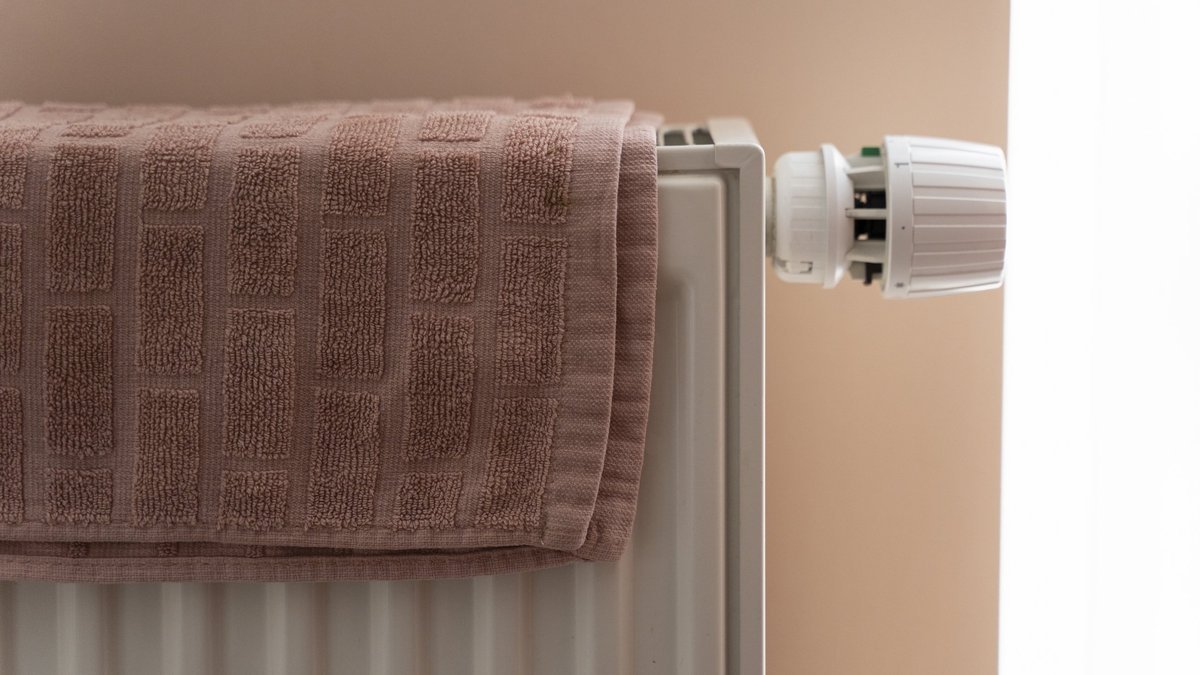 Vlhká kuchyňská utěrka na radiátoru: co vám nikdo neřekne, než to vyzkoušíte