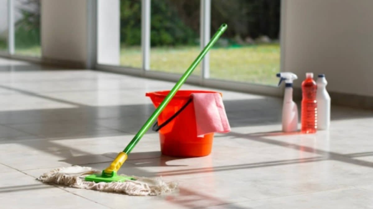 Bílá dlažba na podlaze začala vypadat zašpiněně? Velmi jednoduchý způsob čištění a dlažba bude znovu působit světlá a čistá