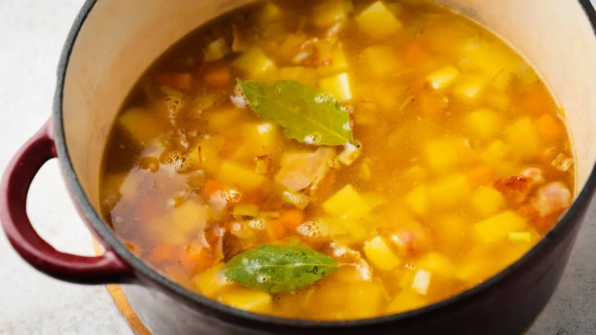 Všichni to dávají do vývaru. Málokdo ví, že ve velkém množství kazí chuť a dělá polévku kalnou