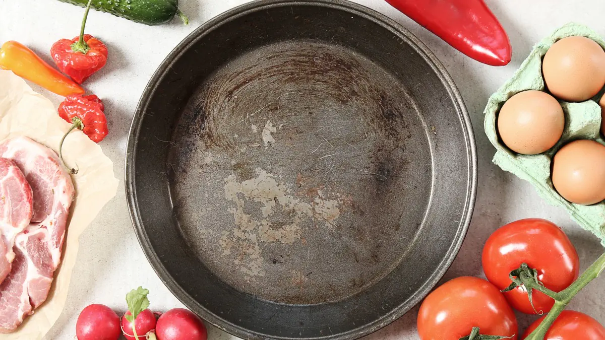 Vyhoďte chemii: jak umýt pánev starým způsobem, který vždy funguje