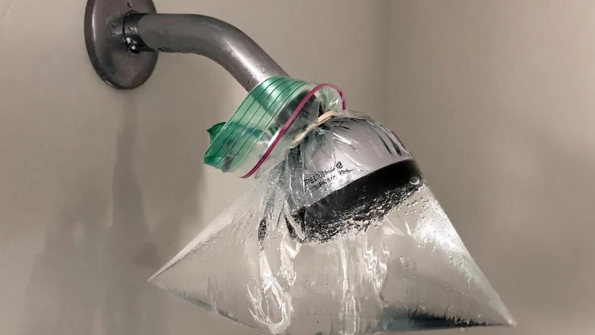 Proč všichni dávají potravinovou fólii do dřezu: chytrá metoda, která řeší velmi běžný problém