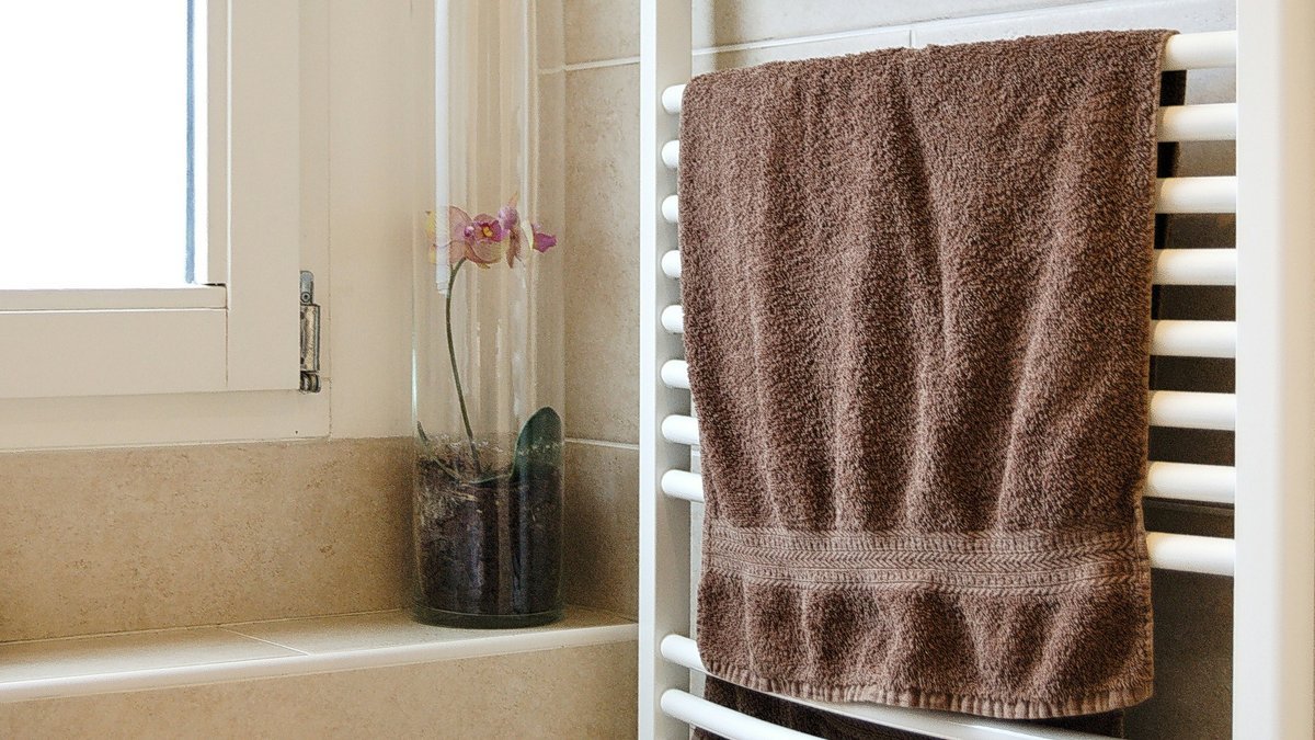 Vlhká kuchyňská utěrka na radiátoru: co vám nikdo neřekne, než to vyzkoušíte 2 Vlhká kuchyňská utěrka na radiátoru: co vám nikdo neřekne, než to vyzkoušíte