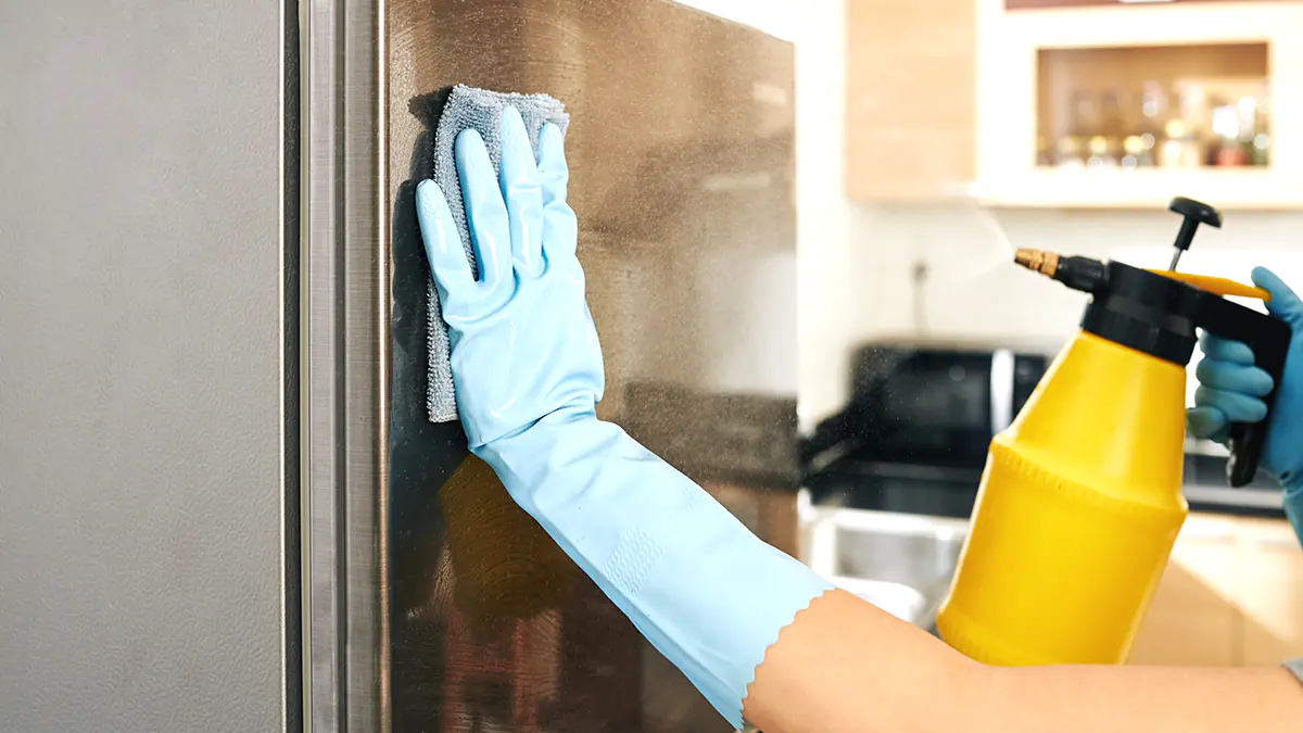 Vytlačte trošku a setřete – lednice z nerezu se bude lesknout jako zrcadlo 1 Vytlačte trošku a setřete – lednice z nerezu se bude lesknout jako zrcadlo