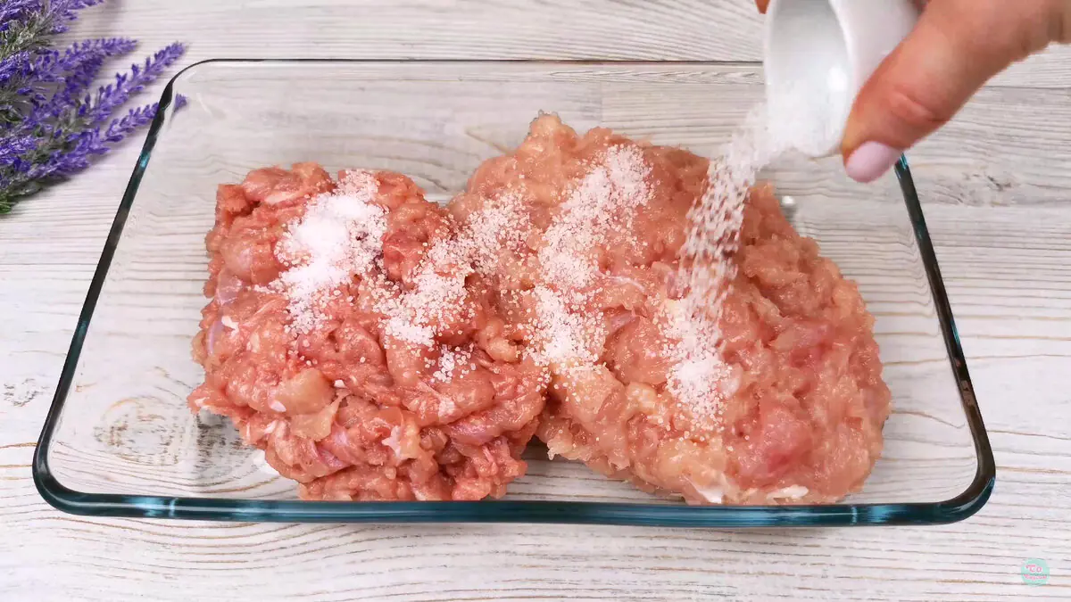 Naklepu stehenní řízky, svážu je do síťky a vznikne kuřecí šunka jako z dobré lahůdky