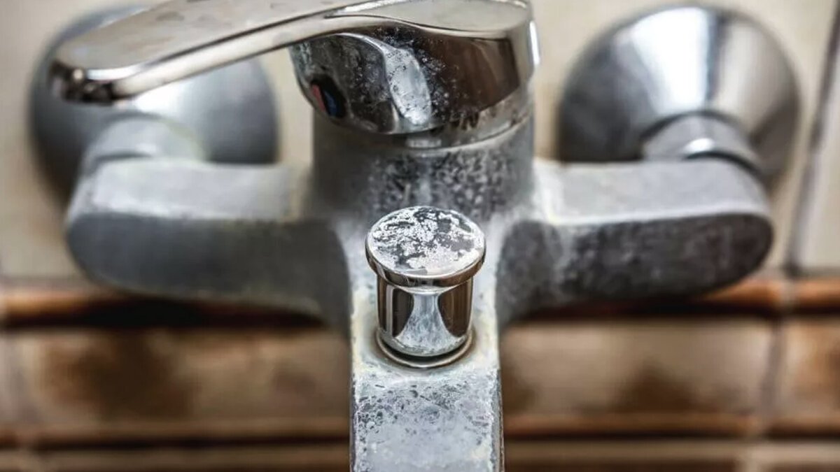 Zbavte se vodního kamene snadno a levně – trik, který používají instalatéři
