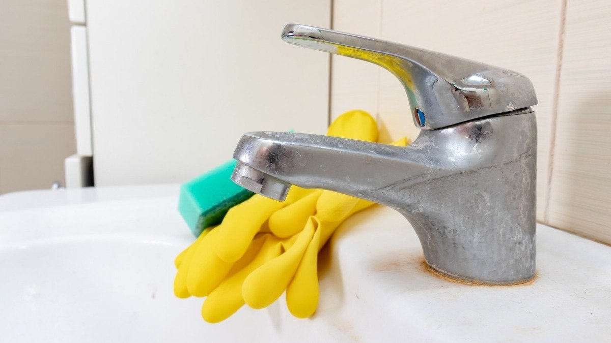 Zbavte se vodního kamene snadno a levně – trik, který používají instalatéři